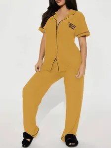 Vue détaillée de haute qualité de l'ensemble de pyjama jaune brodé Blessed Mama.