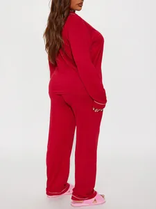 Vue latérale d'un ensemble pyjama rouge à manches longues avec liseré blanc sur mannequin