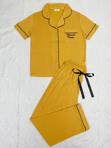 Pyjama deux pièces jaune moutarde avec broderie 'Blessed Mama' et liseré noir