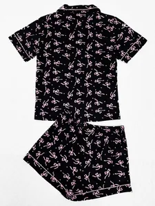 Pyjama noir à manches courtes pour femmes avec un motif de petits nœuds roses.