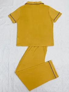 Vue arrière d'un pyjama deux pièces jaune avec détails de passepoil noir élégants