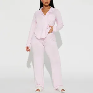 Ensemble de pyjama deux pièces rose pour femme avec chemise à manches longues et pantalon
