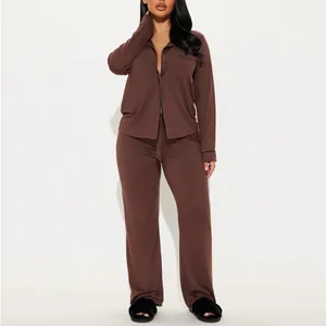 Ensemble de pyjama deux pièces marron pour femmes avec chemise à manches longues
