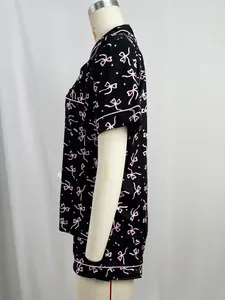 Détail latéral du pyjama noir pour femme avec un joli imprimé nœud rose