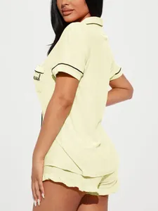 Pyjama court jaune pour femme avec haut à manches courtes et short à volants