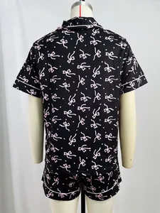 Vue arrière d'un ensemble de pyjama pour femme noir et rose avec motif de nœuds