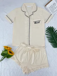Ensemble pyjama beige pour femme avec col à revers, broderie blessed et short d'été