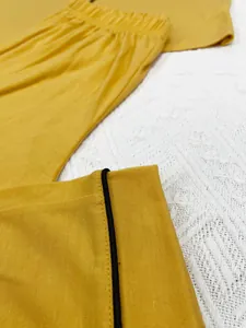 Détail d'un ensemble de pyjama jaune avec taille élastique et bordure noire