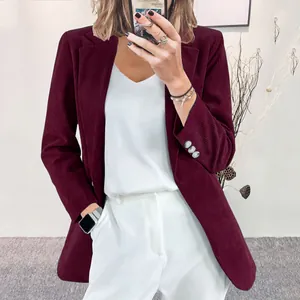 Détail d'un blazer en velours côtelé bordeaux montrant la texture fine et les boutons