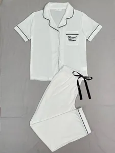 Pyjama deux pièces blanc pour femme avec broderie 'Blessed Mama' et liseré noir chic.
