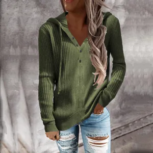 Detalle de una sudadera con capucha de punto acanalado verde oliva con cuello de botones