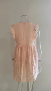 Vista posteriore di elegante abito in pizzo traforato rosa con volant e cerniera lampo