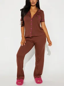 Vue détaillée d'un pyjama deux pièces marron avec une belle broderie rose Awake-ish