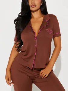 Vue détaillée d'un ensemble pyjama marron pour femme avec liseré rose et broderie