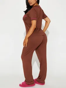 Vue détaillée de l'arrière d'un ensemble pyjama marron pour femme avec passepoil rose