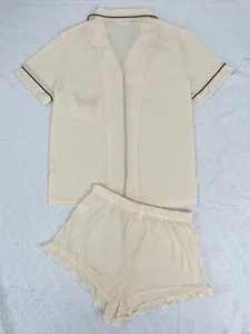 Ensemble pyjama beige deux pièces avec haut à manches courtes et short à volants