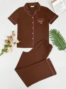 Pyjama deux pièces marron avec liseré rose et broderie Awake-ish détaillée