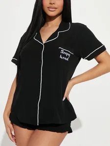 Pyjama noir confortable pour femme avec manches courtes, passepoil et poche poitrine