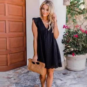 Abito corto in pizzo nero con scollo a V da donna con pantaloncini integrati e tasche