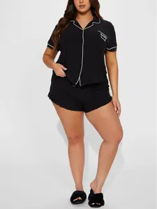 Détail du pyjama noir pour femme avec passepoil blanc et broderie Sleepy head chic