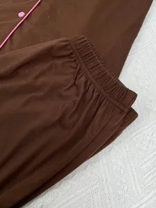 Vue détaillée du pyjama marron avec taille élastique et liseré rose décoratif.