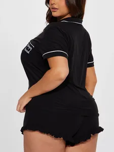 Vue latérale du pyjama noir à manches courtes avec imprimé Sleepy head et short à volants