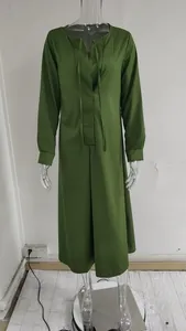 Vista completa de vestido camisero largo casual de manga larga en verde oscuro sobre maniquí