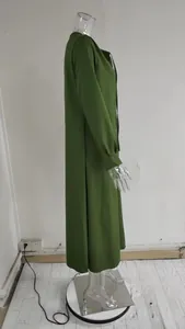 Vista lateral de vestido camisero de manga larga verde oliva en maniquí