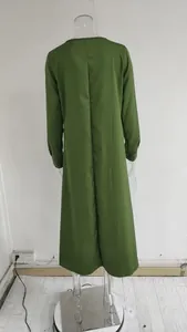 Vista trasera de un vestido camisero largo verde minimalista de manga larga