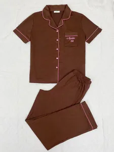 Ensemble de pyjama marron pour femmes avec haut à manches courtes et broderie Awake-ish rose