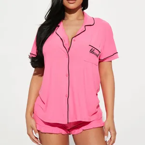 Pyjama deux pièces rose vif à manches courtes avec liseré noir et broderie "blessed".