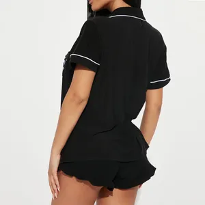Ensemble de pyjama noir élégant pour femme avec passepoil blanc et short à volants