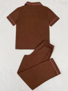 Pyjama marron deux pièces avec chemise à manches courtes et pantalon long à liseré rose.