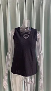 Primo piano del top nero in maglia senza maniche con scollo a V incrociato e trafori