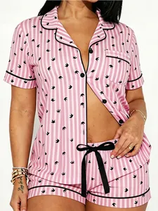 Vue détaillée de l'ensemble pyjama rayé rose pour femme avec hirondelles et couronnes
