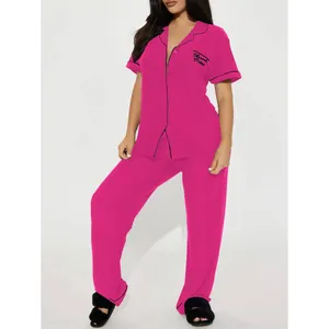 Ensemble pyjama deux pièces rose vif pour femme avec broderie 'Blessed Mama' poitrine