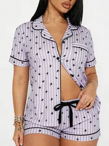 Gros plan détaillé sur l'ensemble de pyjama rayé lavande pour femme avec hirondelles