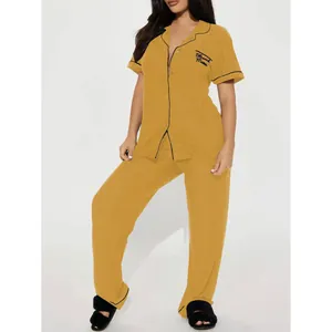 Ensemble de pyjama jaune moutarde deux pièces avec broderie Blessed Mama et passepoil noir