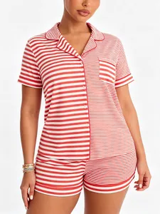 Gros plan sur l'ensemble de pyjama rayé rouge et blanc pour femme avec col à revers.