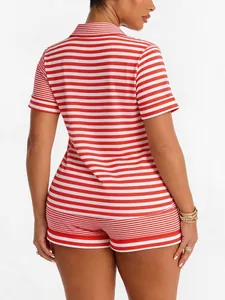 Vue arrière d'un pyjama rayé rouge et blanc pour femme avec col polo et short court.