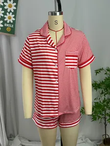 Vue de face de l'ensemble de pyjama rayé rouge et blanc pour femmes sur mannequin