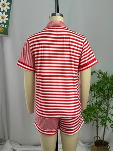 Vue arrière d'un ensemble de pyjama deux pièces à rayures rouges et blanches sur un mannequin.