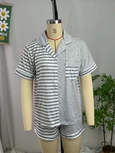 Ensemble pyjama rayé pour femme avec chemise à manches courtes et short sur mannequin