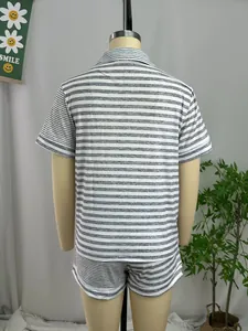 Vue arrière détaillée d'un ensemble de pyjama rayé gris pour femmes à manches courtes