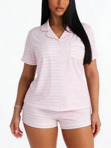 Vue de face de l'ensemble de pyjama rose et blanc à rayures pour femme avec haut boutonné
