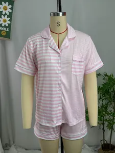 Vue détaillée d'un ensemble de pyjama à rayures roses pour femmes sur mannequin.