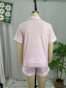 Vue arrière détaillée d'un ensemble de pyjama pour femmes à rayures roses et blanches