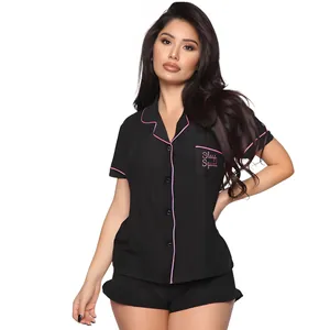 Pijama de dos piezas negro para mujer con camisa de manga corta, ribete rosa y short