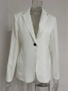 Vue détaillée de face d'un blazer blanc pour femme à manches longues avec un bouton noir.