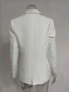 Vue arrière détaillée d'un blazer blanc décontracté à manches longues pour femme sur mannequin.